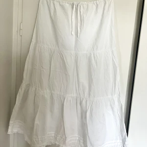 vit långkjol - jättefin vit vintage maxikjol från river island, den är low waist jättesomrig 🤍 storlek M men den passar både XS, S och L eftersom den har knytband i midjan 🤍