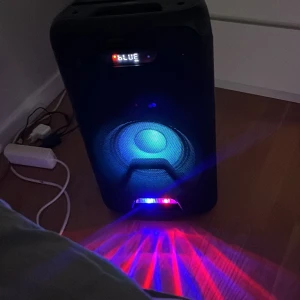 Högtalare  - Några månader gammal, funkar helt utan problem. Bra batteritid, bra ljud. Bra bas. 