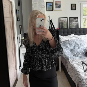 Blus  - Fin sommar blus, jätte skönt material, har aldrig andvänt den, skriv privat för mer bilder 