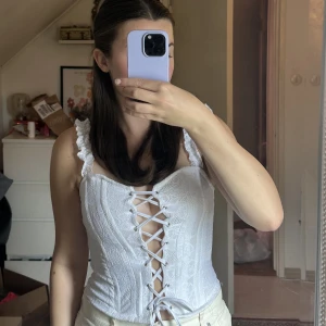 Korsett  - En korsett från selected vintage som jag aldrig har använt🫶🏻 den har spets på vilket gör den så söt 🤩