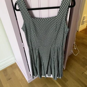 Vintage klänning - Blommig klänning från 80-90 tal. Saknar en knapp. 