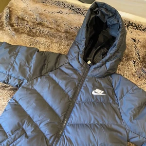 Nike jacka  - Andvänd fåtal gånger, väldigt bra skick kom privat för fler bilder osv. Storlek M ( barnstorlek) 