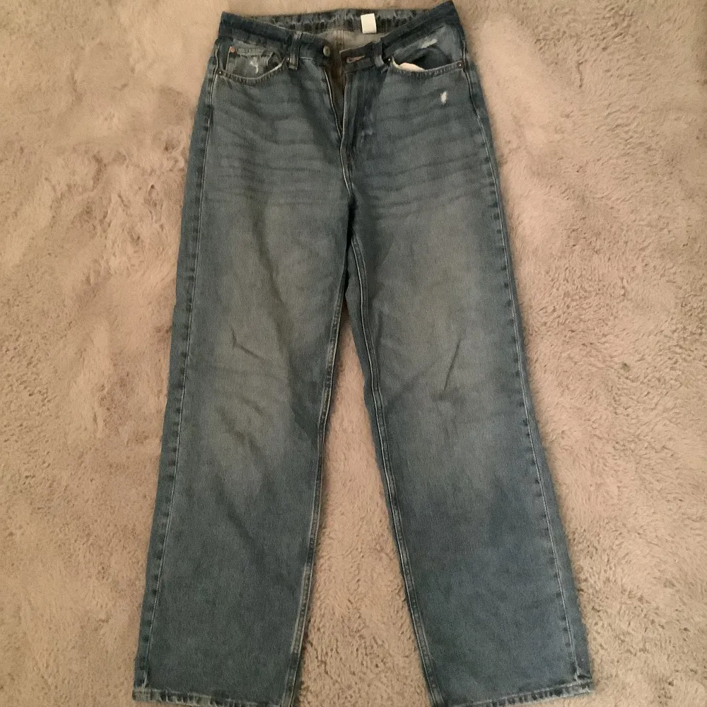 Hm jeans i strl 36 säljes då dom är försmå💕50kr+ frakt. Jeans & Byxor.