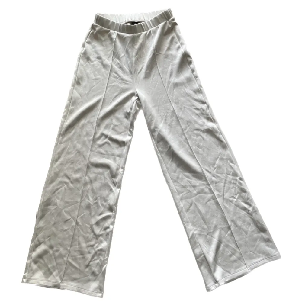 sköna byxor i ett mjukt och luftigt material, perfekt på sommaren💘💘. Jeans & Byxor.
