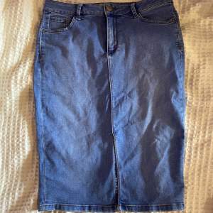 jeans kjol i storlek 40🤗 Kjolen slutar lite över knäna.