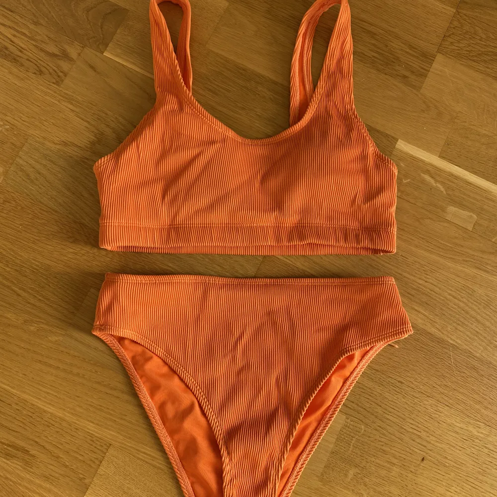 Orange bikini i storlek S, aldrig använt, endast testad en gång 💕 Storlek: S. Övrigt.