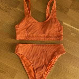 Orange bikini i storlek S, aldrig använt, endast testad en gång 💕 Storlek: S