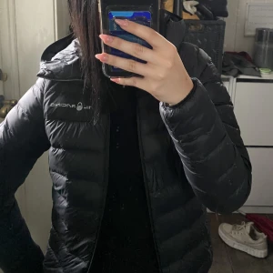 Sailracing W spray down Hood jacka dam - Säljer nu min fina sailracing jacka då den inte kommer till användning❣️Jackan köptes för mindre än ett år sedan och är sparsamt använd och i väldigt fint skick storlek xs. Nypris är 3000 kr, pris kan diskuteras☺️