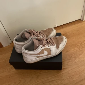Jordans - Säljer mina jordan 1 low hemp white då de inte kommer till användning längre. Skick 7/10 box ingår  Storlek 43 men passar även 42. Nypris 3200kr