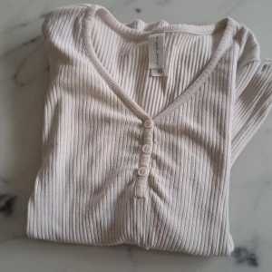 Vit tröja  - Har använt ett bar gånger men passar inte längre. Är i väldigt bra skick 