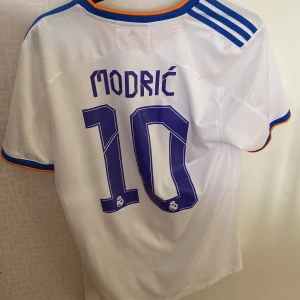 Modric tröja - Äkta modric tröja storlek M Skick 9/10 då jag inte använt den särskilt mycket.