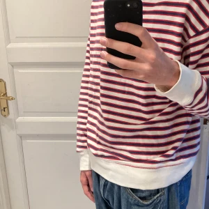 Randig röd och vit tröja från pull & bear  - Randig tröja från pull&bear.  Markerade som L men passar som M. Välanvänd, secondhand men fortfarande i gott skick