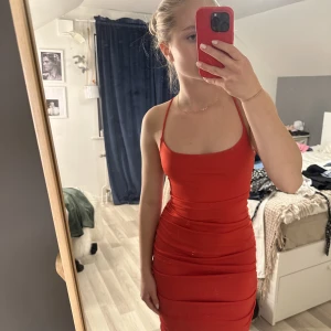 Röd klänning med öppen rygg - Säljer denna röda klänningen från Bikbok som aldrig kommit till användning. Super fin till fest eller middag❤️‍🔥
