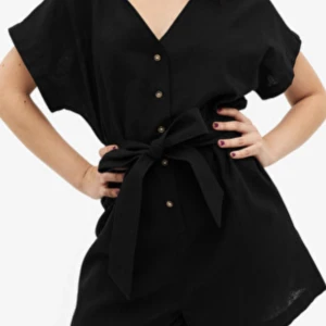 Monki Byxdress  - Svart playsuit från monki i linneblandning. Helt ny, aldrig använd. Säljes pga fel storlek. 