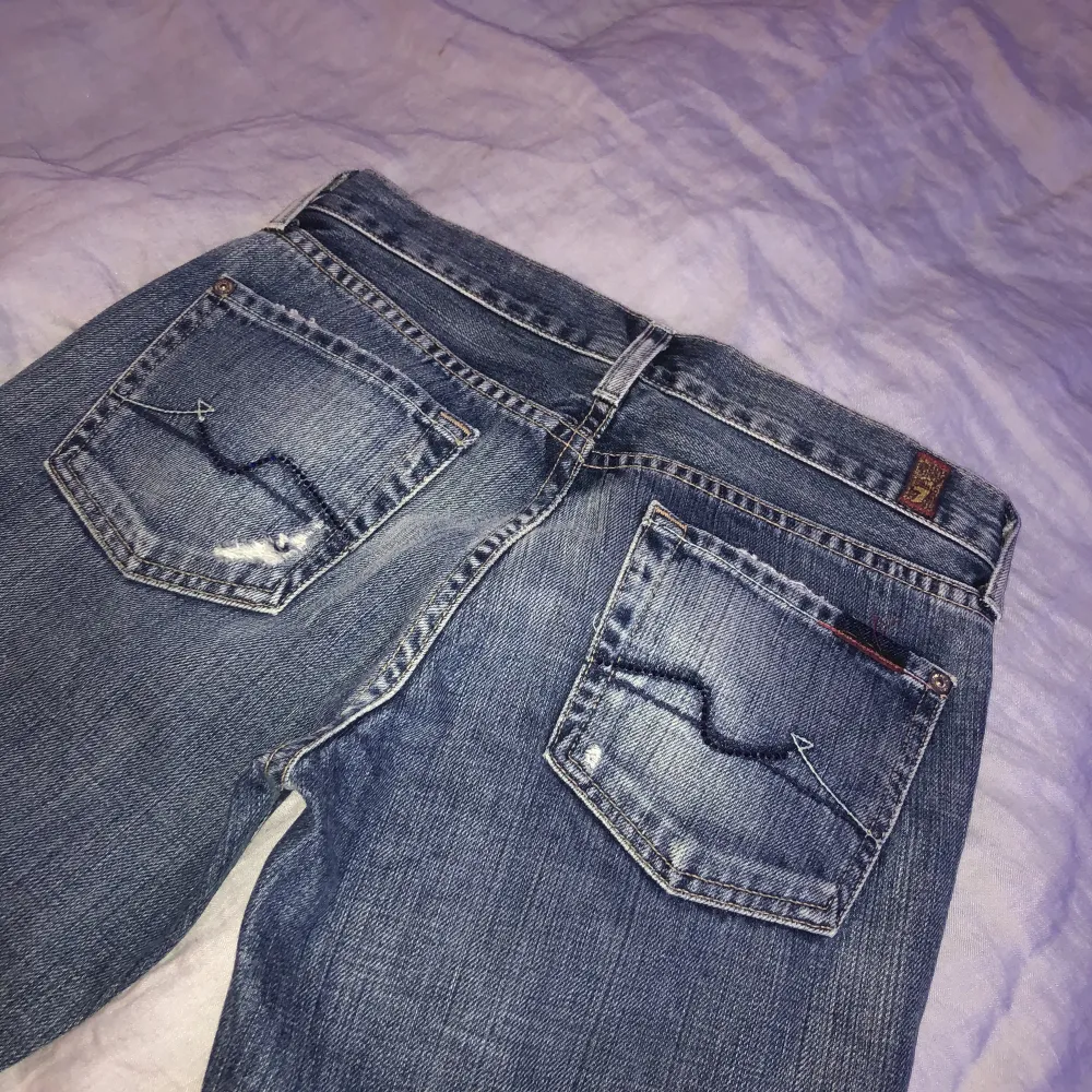 Mörkblå lågmidjade jeans med glitter på bakfickorna! Otroligt snygga och BRA kvalite!. Jeans & Byxor.