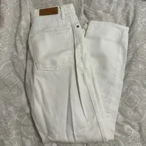 Säljer dessa vita jeans från Bikbok som aldrig kommit till användning❤️‍🔥