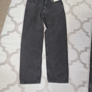 Bershka jeans - Strl 38. Ej använda. Loose fit.