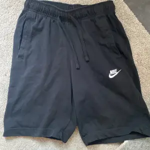 Säljer mina svarta Nike shorts från team Sportia för 180kr. Använda 1 gång