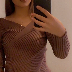 Brun tröja - Den har tyvärr blivit för liten på mig, sjukt skön att ha på sig. Använd ca 5-7 gånger. 