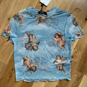 Bershka meshtopp - Slutsålt, superfin topp från Bershka. Nypris: 179kr. Prislappen sitter kvar så den är i nyskick. 