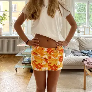 Sååå snygg och lowwaist!😍 Storlek S! Coolt mönster Midjemått 82 cm