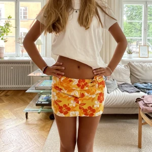 Jättefin hawaii kjol👏🏻👏🏻💖 - Sååå snygg och lowwaist!😍 Storlek S! Coolt mönster Midjemått 82 cm