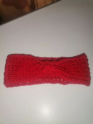 Pannband  - Virkat pannbandet. Säljer det pga passar inte mitt huvud passar nån m litet huvud typ 4-7 åringar. 
