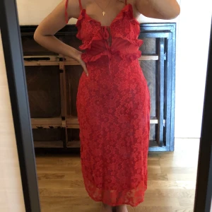 Klänning - Superfin röd klänning i spets! Säljes pga inte längre min stil💕