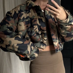 Bomberjacka camo från Zara - Kort bomberjacka från Zara i camo. Storlek L. 