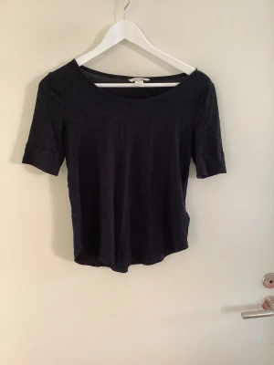 Fin svart topp HM  - 15 kr Söt ärm Se mina annonser. Råkat fått två konton. 