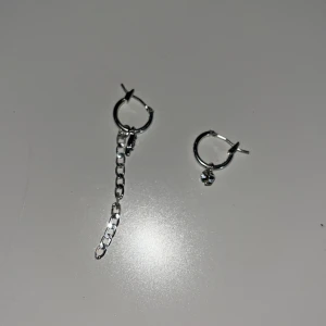 Örhängen - Säljer dessa små Creoler från glitter p.g.a dålig användning. 50 kr för båda samt 30 kr för 1 örhänge.