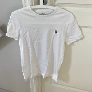 Säljer en t shirt från Ralph lauren Storlek XS nypris: 800 (prima cotton)  Använd fåtal gånger cond: 10/10 