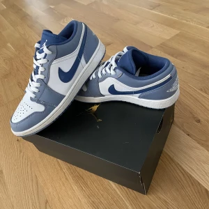 Jordan 1 Blue blå ashen slate - Säljer mina äkta Jordan 1 i mycket fint skick.    nypris: 3,9k.   mitt pris: 899kr   Har änvänts i ungefär ett halvår och säljer dem nu efterssom att de har blivit för små. Bara att skicka ett dm till mig om du har några frågor eller för mer bilder 👍