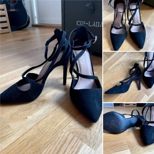 Svarta pumps  - Svarta pumps i mockaimitation med stilettklack och remmar. Använda en gång. Storlek 37 