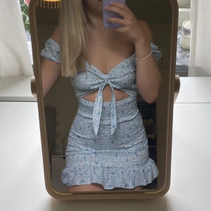 Sommarklänning - Söt sommarklänning!🌼 Tyvärr är den för kort på mig (är 172 cm lång)🫶