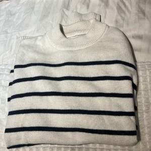 Stickad tröja  - Säljer min These Glory Days tröja, använd 2 gånger. Bra skick 9/10. Nypris 999kr