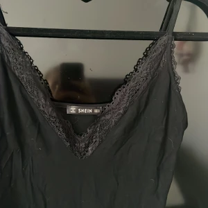 Svart spetsbody  - Fin fest body med spets ifrån shein Storlek s  Frakt tillkommer 🙌 Paketpris är möjligt. Kolla in andra kläder i profilen så fixar vi en super deal 🥰