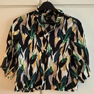 Mönstrad skjortblus  - Mönstrad skjortblus från Monki i storlek XS Endast använd två gånger Nyskick, inga synliga tecken på användning 