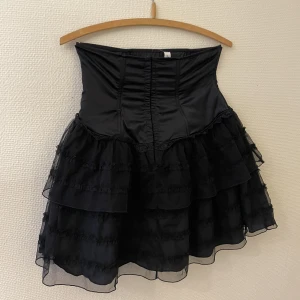 Kjol  - Säljer denna svarta gotiska korsettliknande kjol då jag ej använder den längre 