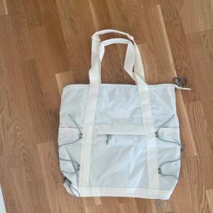 New white north face tote bag. Great condition.