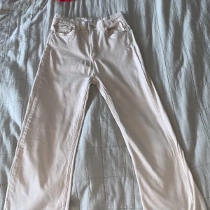 Jeans, stradivarius  - Beiga högmidjade jeans från stradivarius använda ett fåtal gånger, tyvärr för små för mig så kan inte visa  på💕💕