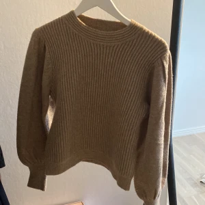 Stickad tröja från Mango - Säljer denna beiga/bruna stickade tröja från Mango. Aldrig använd bara testad. Nypris:400kr