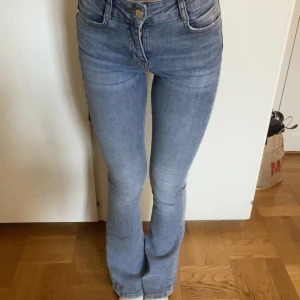 midwaist jeans - Superfina bootcut jeans i bra skick!