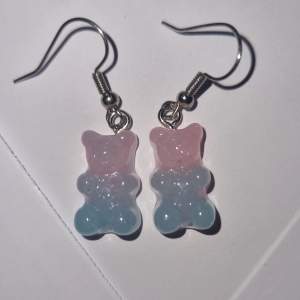 Gummibjörns öronhängen i blå och rosa färg och lite glittriga!