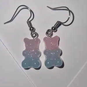 Gummibjörns öronhängen i blå och rosa färg och lite glittriga!