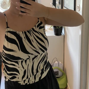 Topp med mönster - Topp med mönster och korsad rygg från Gina tricot använd en gång. Storlek M 50kr plus frakt