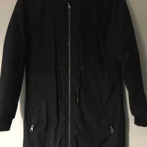 Jacka - Svart jacka. Passar bra till hösten. 