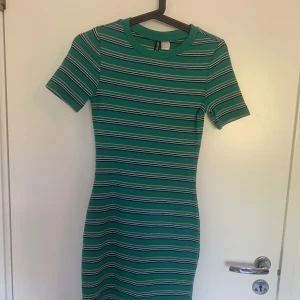 Randig klänning - Klänning från H&M i storlek 34. Väldigt stretchigt material, passar mig som har storlek 38. 