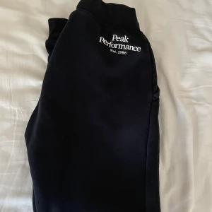 Peak performance mjukis - Säljer dessa sjukt snygga och sköna peak performance mjukis i storlek S. Endast använd 2 ggr. Skriva gärna privat om fler frågor eller bilder:)