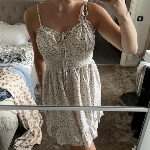 Klänning - Säljer en supersöt sommarklänning, aldrig använd, reglerbara axelband som man knyter själv!